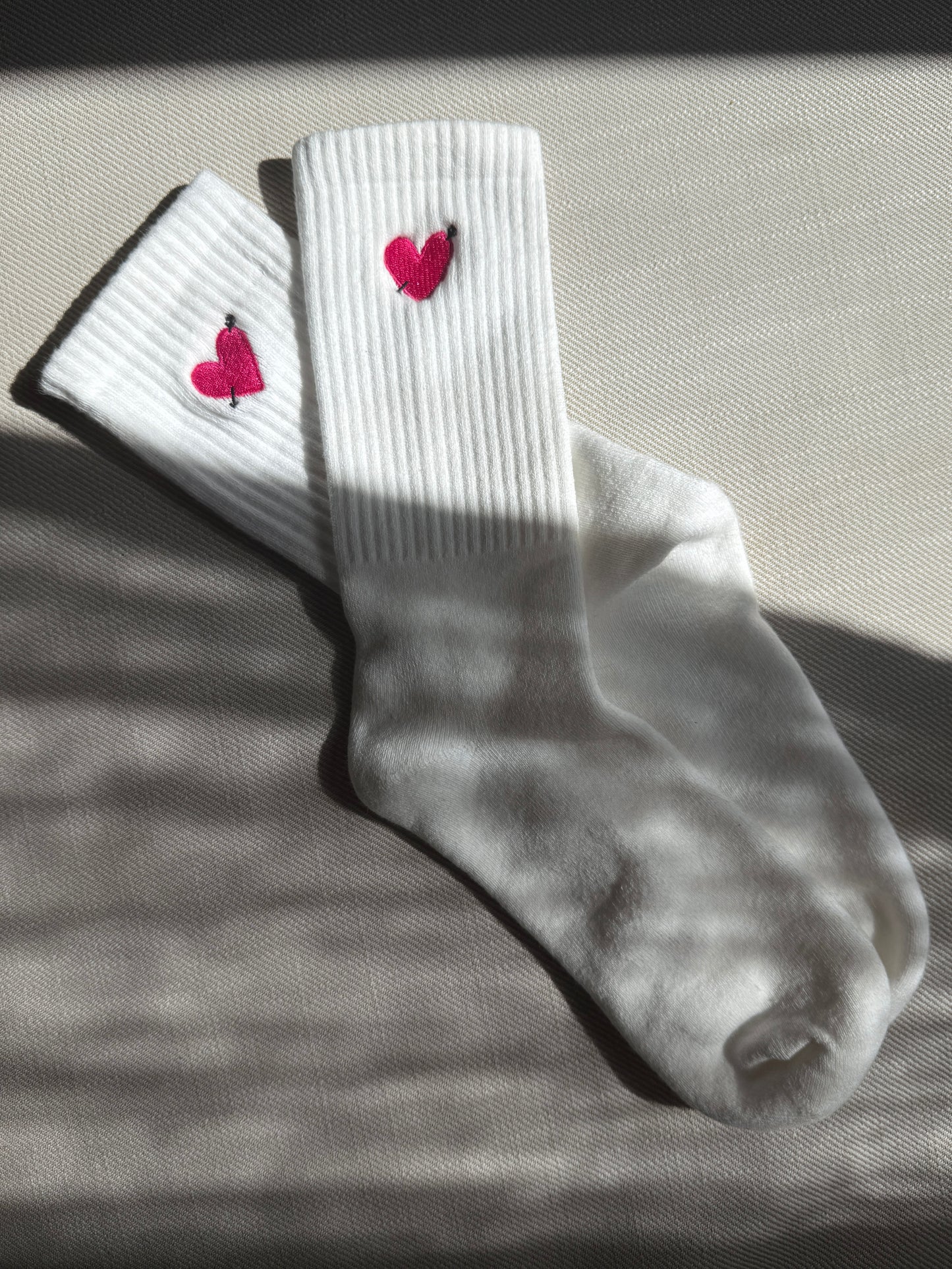 STUDIO Embroidered socks 'Heart' in white