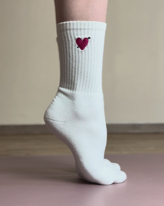 STUDIO Embroidered socks 'Heart' in white