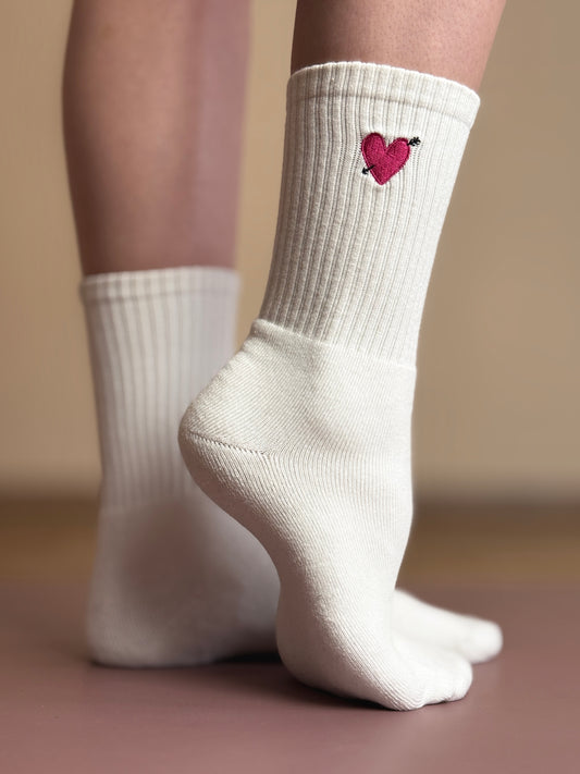 STUDIO Embroidered socks 'Heart' in white